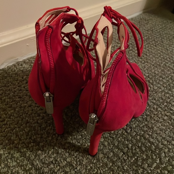 Red suede Vince Camuto heels - Picture 2 of 7
